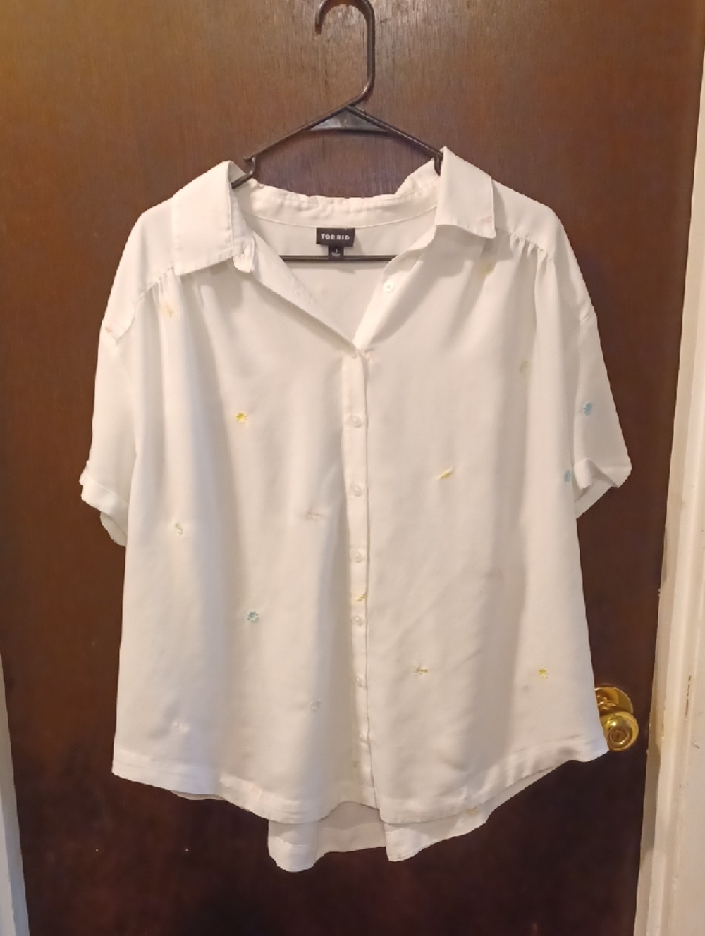 torrid White Short-Sleeve Button-Down Shirt with Subtle Embroidery Size 1
